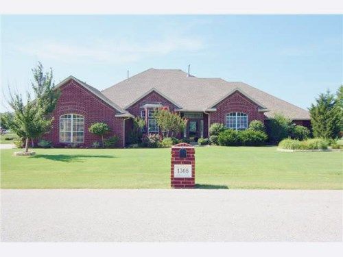 1308 Quail Lake Way, Mustang, OK 73064