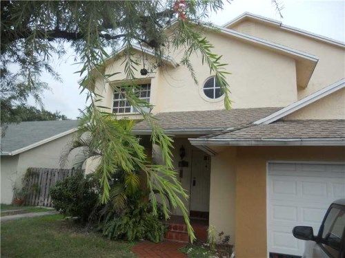 18671 NW 77 CT, Hialeah, FL 33015