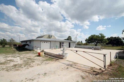 2261 County Road 124, Floresville, TX 78114