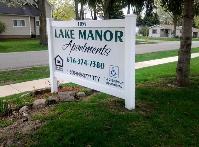 1059 Emerson St, Lake Odessa, MI 48849