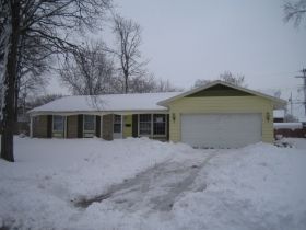 1027 Crestway Dr, Fort Wayne, IN 46819