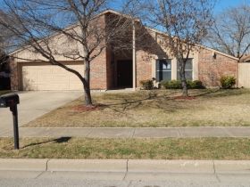 9932 Edmund Dr, Fort Worth, TX 76126