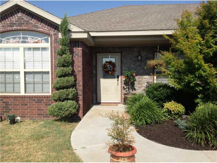 677 OLIVIA LN, Centerton, AR 72719