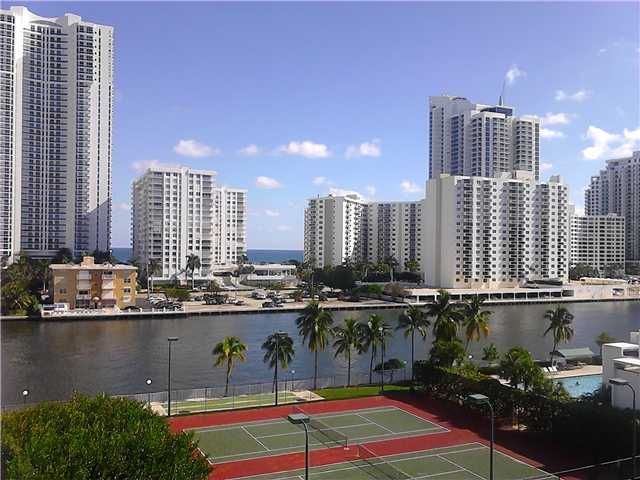 1000 Parkview Dr # 722, Hallandale, FL 33009