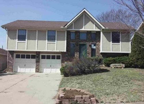 3512 Tudor Dr, Leavenworth, KS 66048