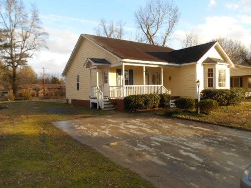 611 S Raiford St, Selma, NC 27576