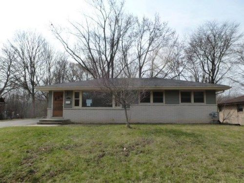 7111 Dorchester Ln, Greendale, WI 53129