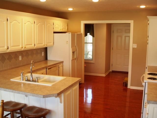 14 Holiday Island Dr, Eureka Springs, AR 72631