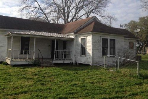 6102 Railroad Street, Wallis, TX 77485