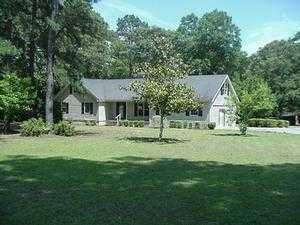 211 Country Club Cir, Cochran, GA 31014