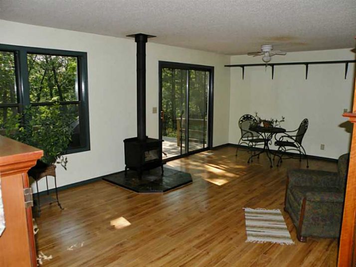 9 Woodview Ln, Eureka Springs, AR 72631