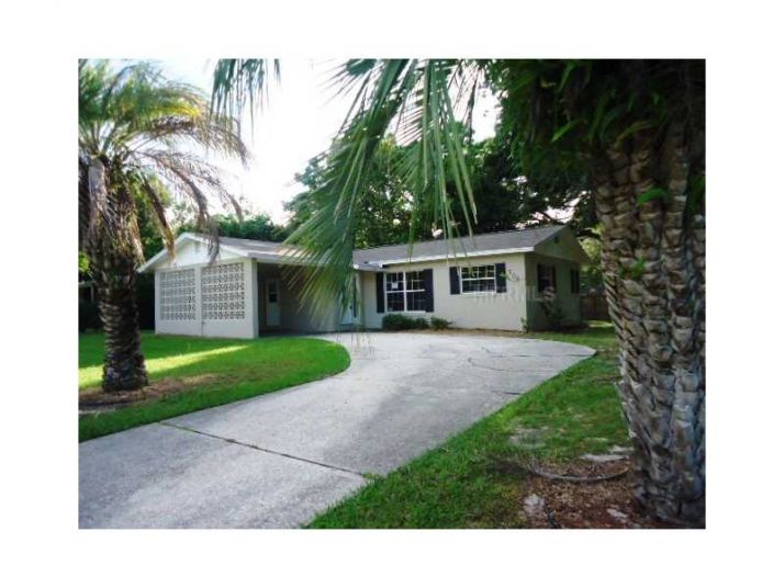 708 Dennis Ave, Fruitland Park, FL 34731