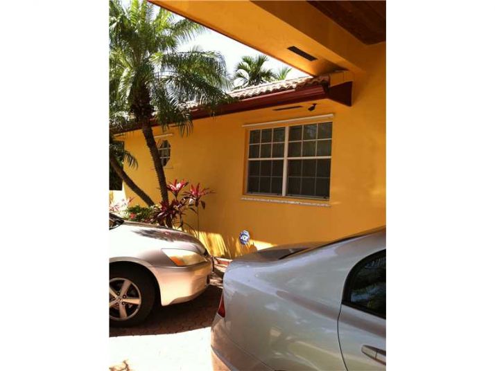 11921 NW 4 ST, Miami, FL 33182