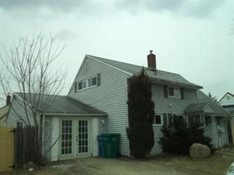 68 Robin Hill Ln, Levittown, PA 19055