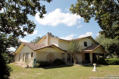 1902 Bentwood Dr, Floresville, TX 78114