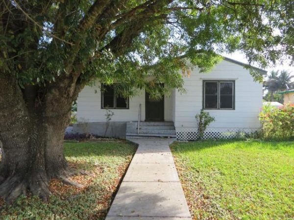 324 Banyan Avenue, Pahokee, FL 33476