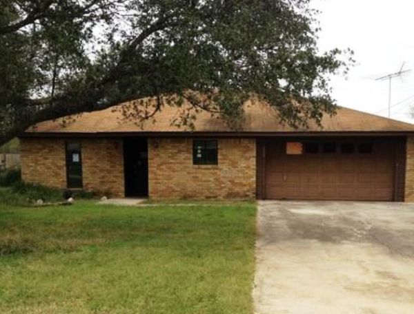 804 E 2nd Ave, Nixon, TX 78140