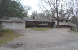 16 Hillcrest Dr, Hutchinson, KS 67502