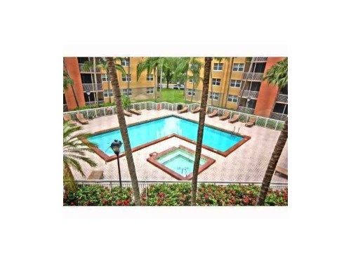 8290 LAKE DR # 425, Miami, FL 33166