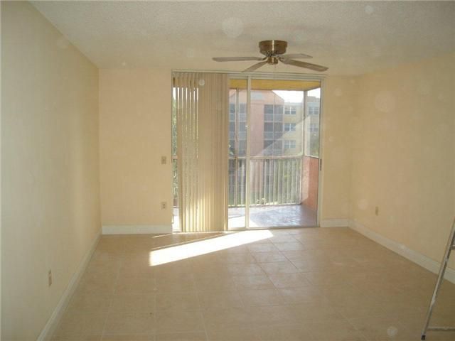 8363 LAKE DR # 408, Miami, FL 33166
