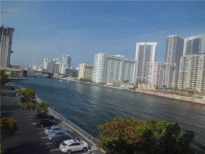 111 GOLDEN ISLES DR # D10, Hallandale, FL 33009