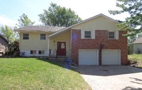 4 Woodland Ct, Mount Hope, KS 67108