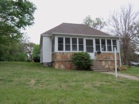 512 W Sherman St, Neosho, MO 64850