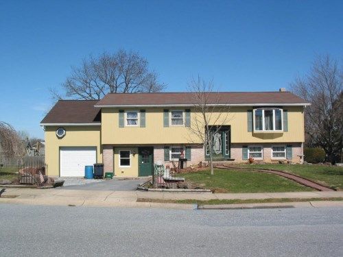 323 W BROAD STREET, New Holland, PA 17557