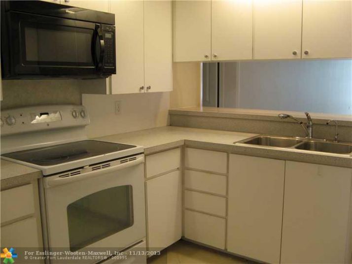1532 WHITEHALL DR # 104, Fort Lauderdale, FL 33324