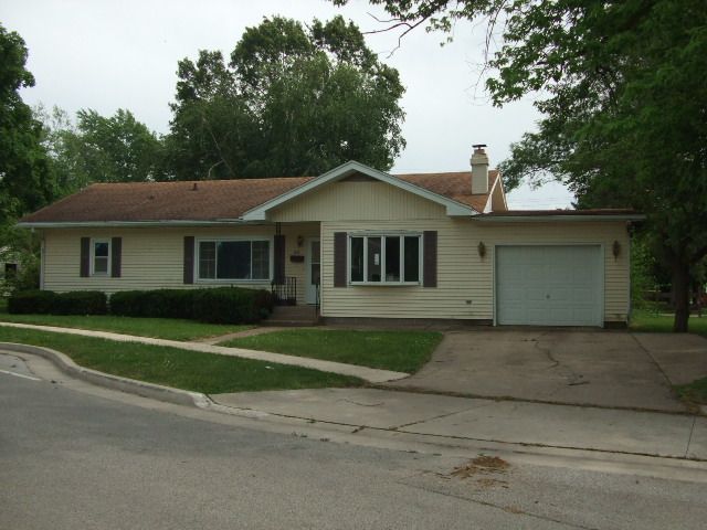 809 E Locust St, Watseka, IL 60970