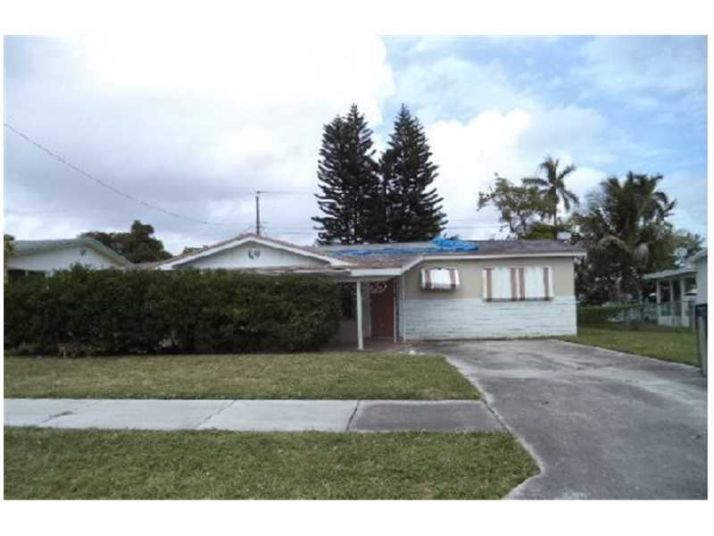 712 SW 4 CT, Hallandale, FL 33009