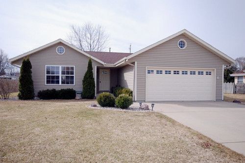 1321 E Maass Dr, Oak Creek, WI 53154