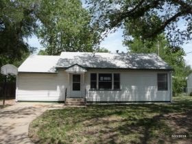 1416 W 8th St, Newton, KS 67114