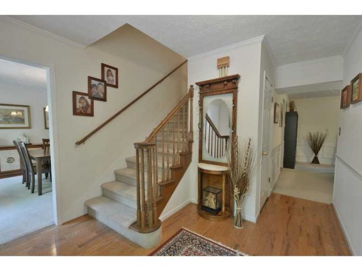 9910 Lake Forest Way, Roswell, GA 30076