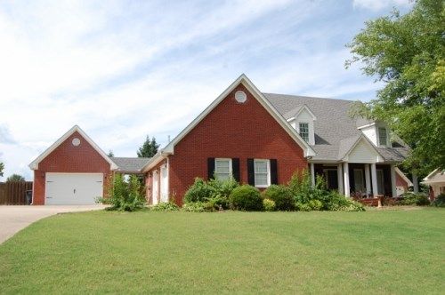 132 Kensington Dr, Florence, AL 35633