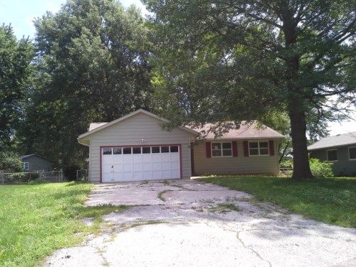 1101 S Rogers Rd, Louisburg, KS 66053