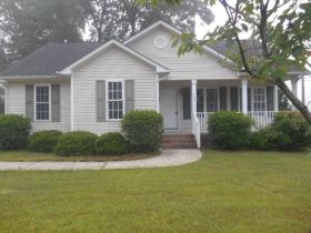 104 Lawrence St, Fuquay Varina, NC 27526
