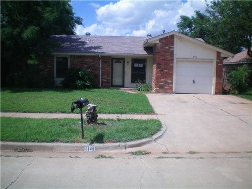801 W Perry Dr, Mustang, OK 73064