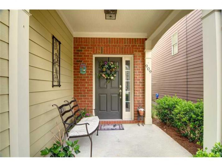 909 Silver Lake Drive, Acworth, GA 30102