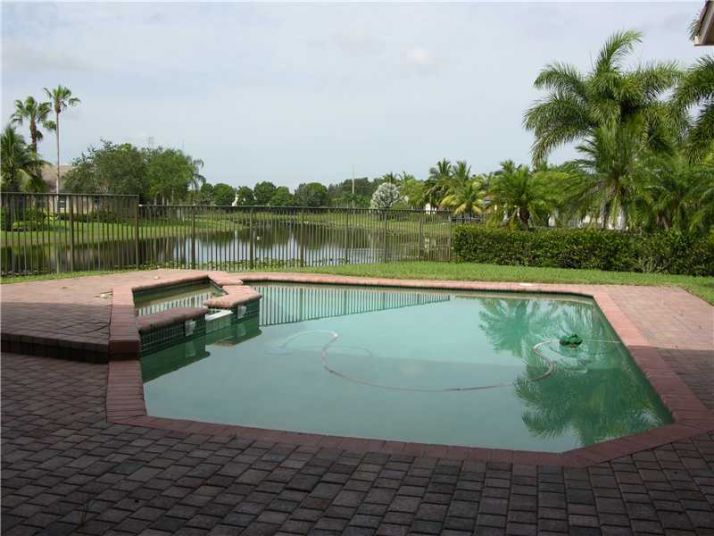 2566 JARDIN MNR, Fort Lauderdale, FL 33327