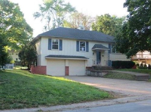 10621 Oak St, Kansas City, MO 64114