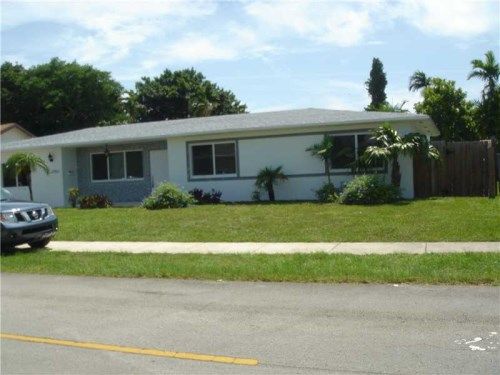 20951 24 AV, Miami, FL 33180