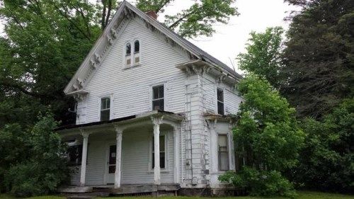7 High St, Hubbardston, MA 01452