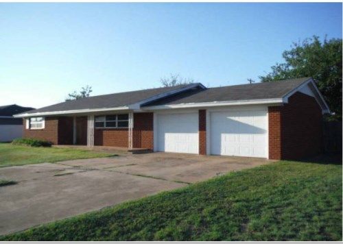 911 W 1st St, Grandfield, OK 73546