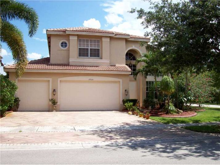 19320 SW 54 ST, Hollywood, FL 33029