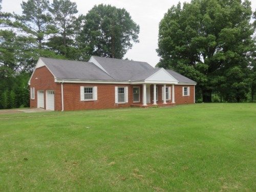 9015 Woodmont Dr, Tuscumbia, AL 35674