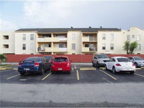 1755 W 60 ST # D-306, Hialeah, FL 33012