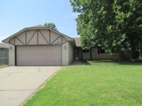 1022 Arlington Dr, Yukon, OK 73099