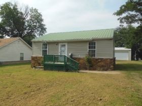 1233 SE 3rd St, Wagoner, OK 74467