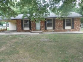 628 Evergreen Park Dr, Hopkinsville, KY 42240